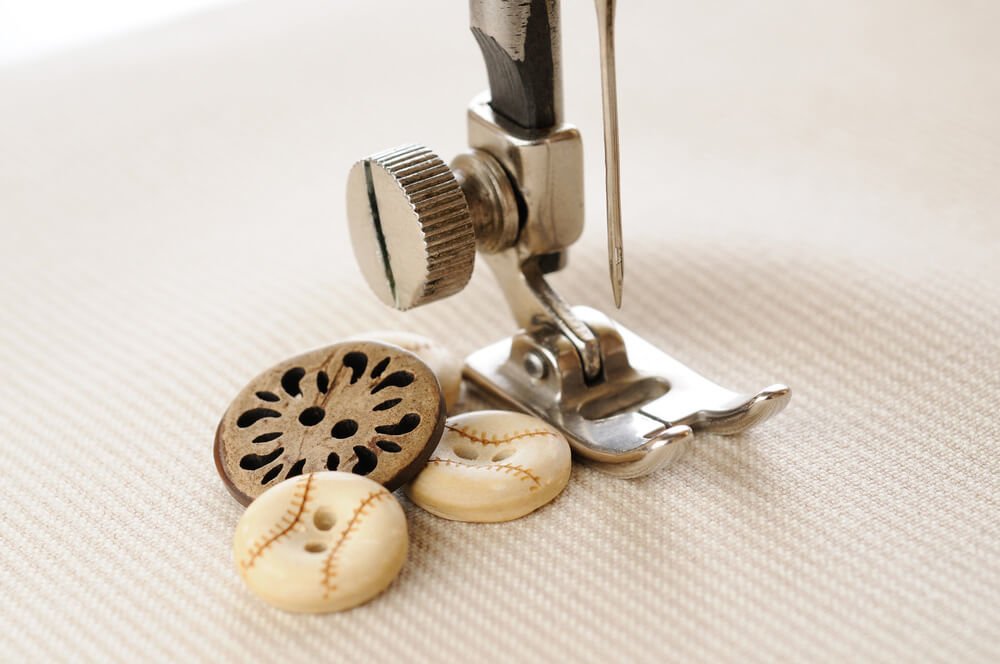 Coser botones a máquina Coser botones a máquina